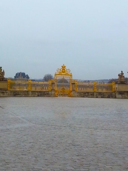 The great golden gate of Versailles, seen from inside the palace's courtyard, which the mob never reached in 1707, unlike in 1789.