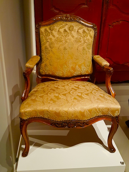 A butternut and pine fauteuil in the ROM.